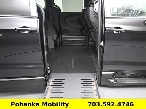 Diamond Black 2026 Chrysler Pacifica Select