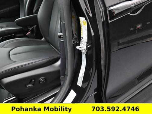 Diamond Black 2026 Chrysler Pacifica Select