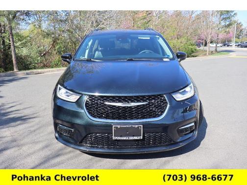 Brilliant Black Crystal Pearlcoat 2022 Chrysler Pacifica Touring-L