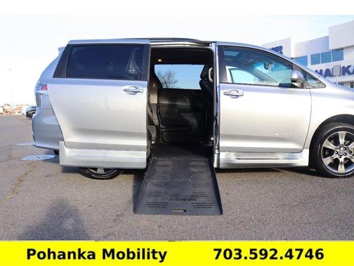 2016 Toyota Sienna SE-BRAUNABILITY POWERED SIDE RAMP