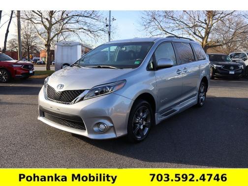 2016 Toyota Sienna SE-BRAUNABILITY POWERED SIDE RAMP