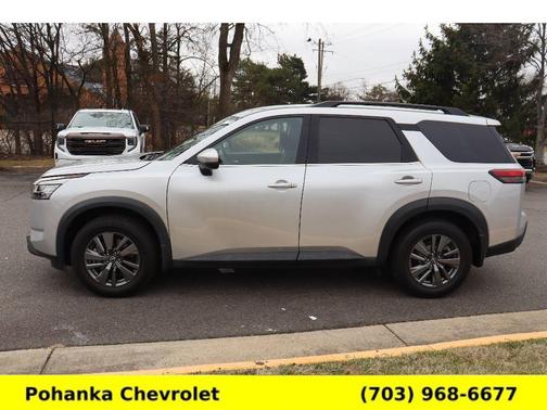 2022 Nissan Pathfinder SV