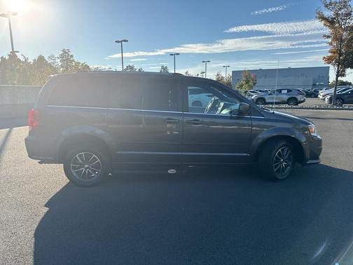 Granite Pearlcoat 2017 Dodge Grand Caravan SXT