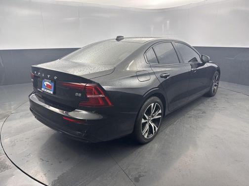 2024 Volvo S60 B5 Core Dark Theme