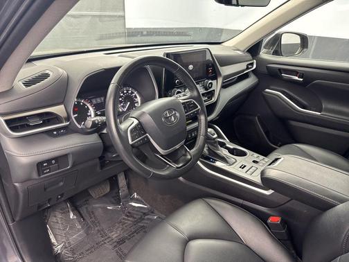 Magnetic Gray Metallic 2023 Toyota Highlander XLE