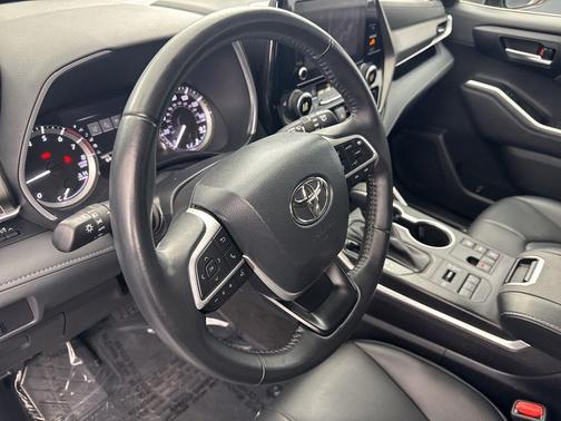 Magnetic Gray Metallic 2023 Toyota Highlander XLE