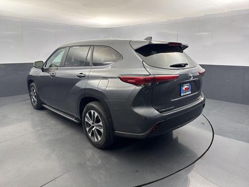 Magnetic Gray Metallic 2023 Toyota Highlander XLE