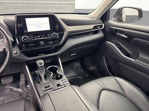 Magnetic Gray Metallic 2023 Toyota Highlander XLE