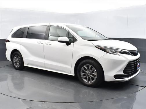 2023 Toyota Sienna LE