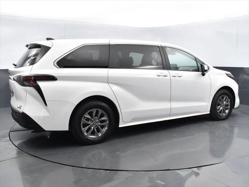 2023 Toyota Sienna LE