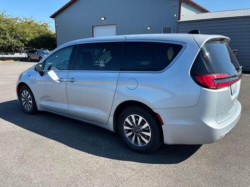 Silver Mist Clearcoat 2023 Chrysler Pacifica Hybrid Touring L