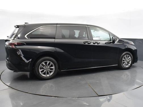2023 Toyota Sienna LE
