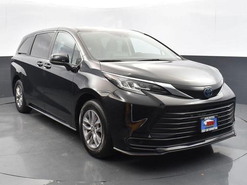 2023 Toyota Sienna LE