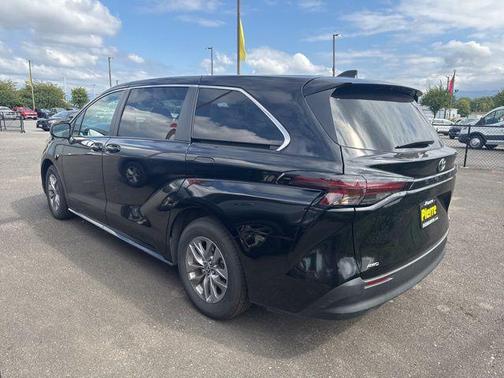 2023 Toyota Sienna LE