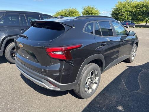 Black Metallic 2025 Chevrolet Trax LT