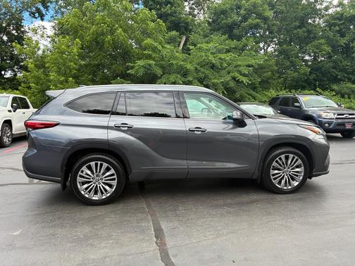 Magnetic Gray Metallic 2021 Toyota Highlander Platinum