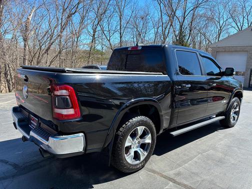Diamond Black Crystal Pearlcoat 2019 RAM 1500 Laramie