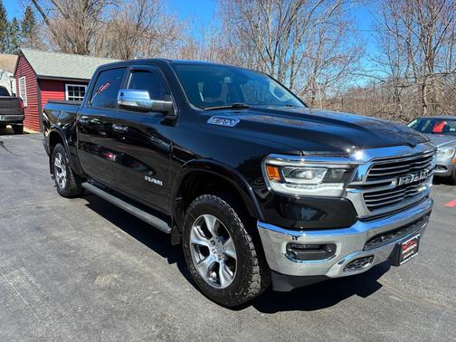 Diamond Black Crystal Pearlcoat 2019 RAM 1500 Laramie