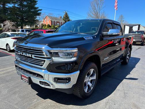 Diamond Black Crystal Pearlcoat 2019 RAM 1500 Laramie