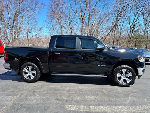 Diamond Black Crystal Pearlcoat 2019 RAM 1500 Laramie