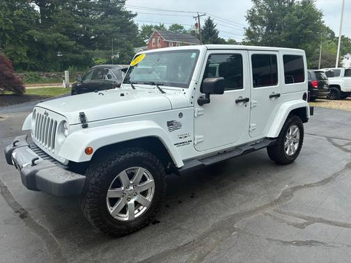 Bright White Clearcoat 2017 Jeep Wrangler Unlimited Sahara