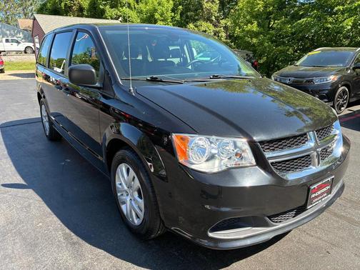 Black Onyx Crystal Pearlcoat 2019 Dodge Grand Caravan SE