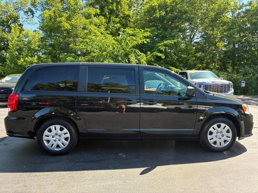 Black Onyx Crystal Pearlcoat 2019 Dodge Grand Caravan SE