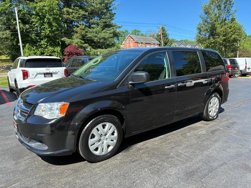 Black Onyx Crystal Pearlcoat 2019 Dodge Grand Caravan SE