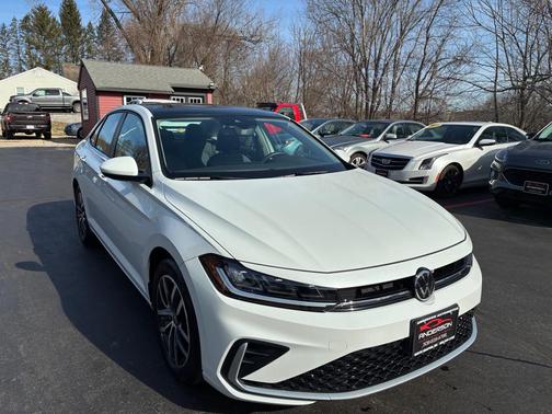 Opal White Pearl 2025 Volkswagen Jetta 1.5T SE