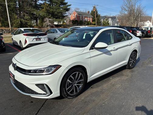 Opal White Pearl 2025 Volkswagen Jetta 1.5T SE