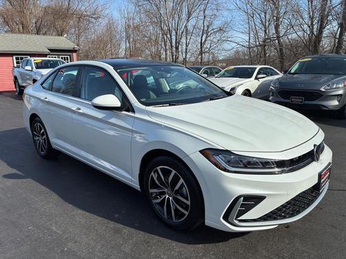Opal White Pearl 2025 Volkswagen Jetta 1.5T SE