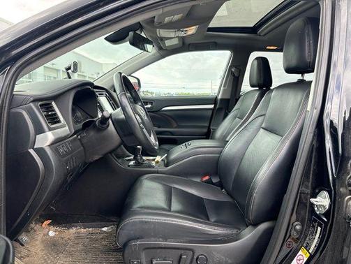 Midnight Black Metallic 2019 Toyota Highlander XLE