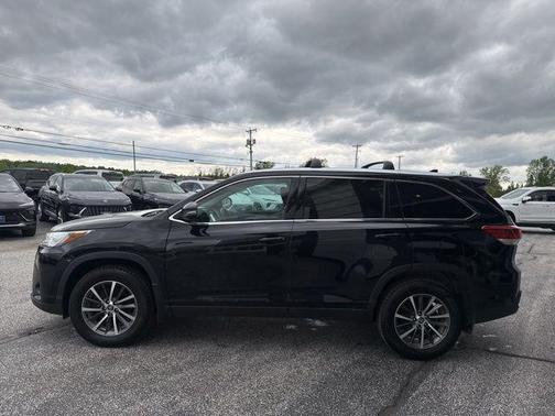 Midnight Black Metallic 2019 Toyota Highlander XLE