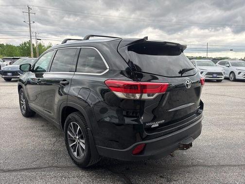 Midnight Black Metallic 2019 Toyota Highlander XLE