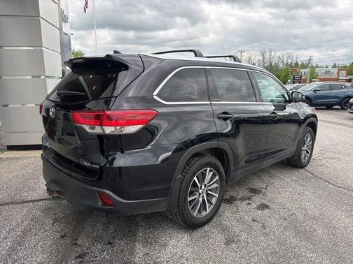 Midnight Black Metallic 2019 Toyota Highlander XLE