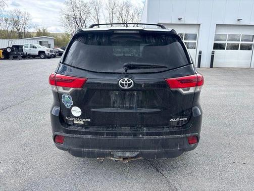 Midnight Black Metallic 2019 Toyota Highlander XLE