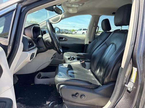 Granite Crystal Metallic Clearcoat 2019 Chrysler Pacifica Touring L