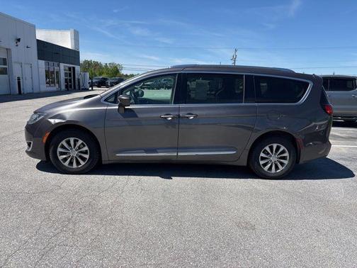 Granite Crystal Metallic Clearcoat 2019 Chrysler Pacifica Touring L