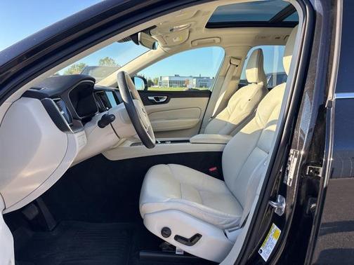 2022 Volvo XC60 B5 Momentum