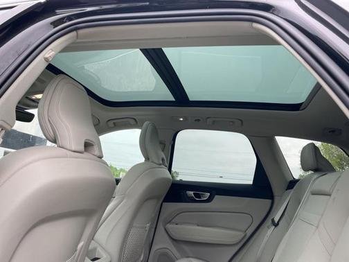 2022 Volvo XC60 B5 Momentum