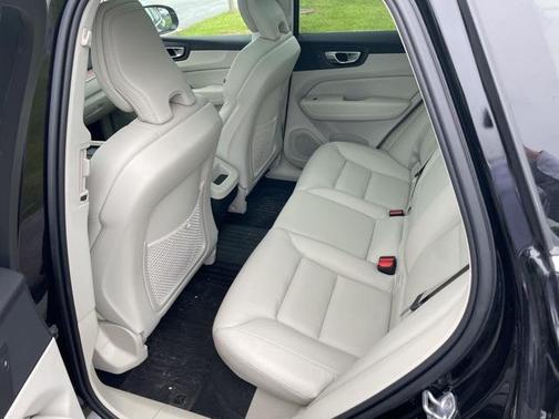 2022 Volvo XC60 B5 Momentum