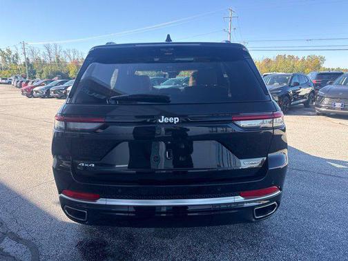 Diamond Black Crystal Pearlcoat 2024 Jeep Grand Cherokee Summit