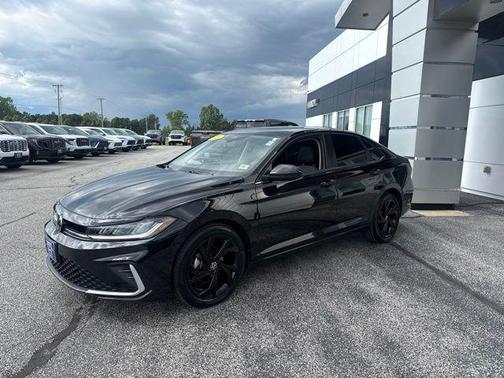 Deep Black Pearl 2025 Volkswagen Jetta 1.5T SE