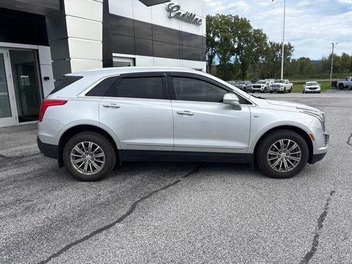 Radiant Silver Metallic 2018 Cadillac XT5 Luxury