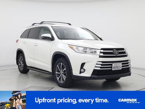 White 2017 Toyota Highlander XLE