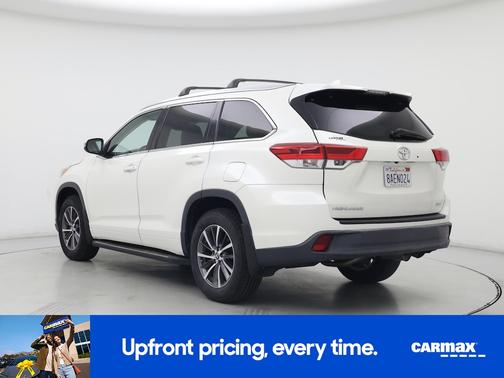 White 2017 Toyota Highlander XLE