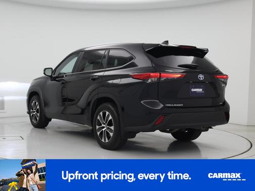 Black 2023 Toyota Highlander Hybrid XLE