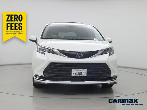 White 2021 Toyota Sienna XLE