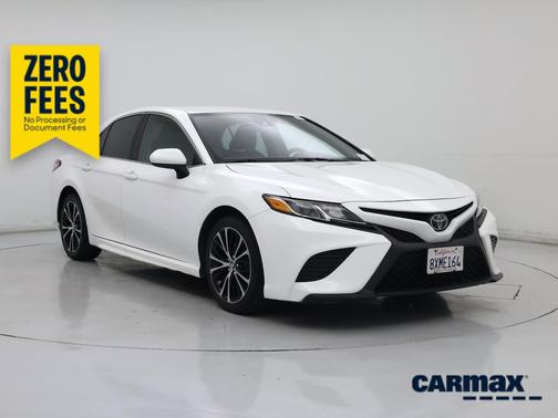 White 2018 Toyota Camry SE
