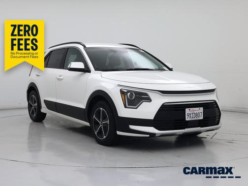 White 2023 Kia Niro EX